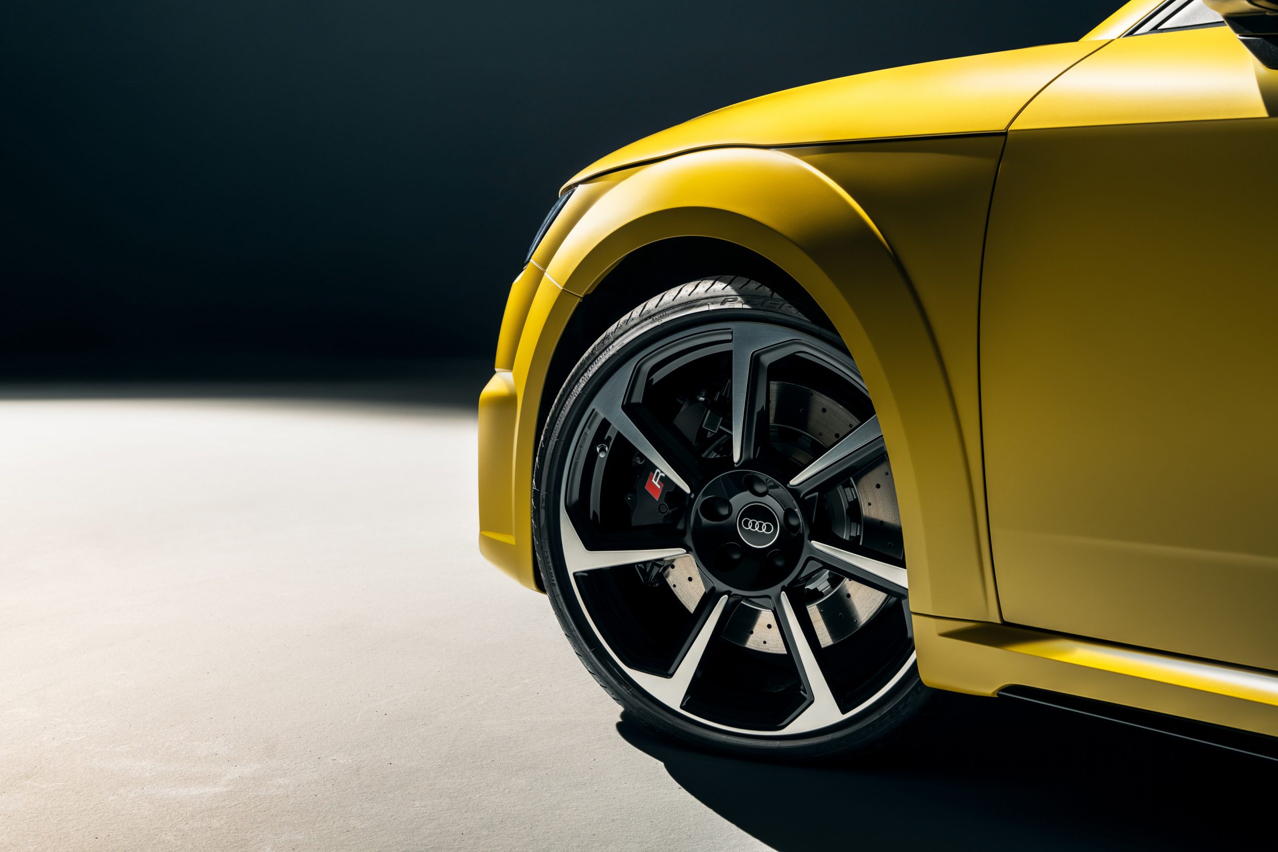 The matte Python Yellow paint finish emphasizes the sporty elegance of the TT RS.